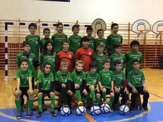 Formación de la escuela de fútbol sala del Atlético Mercadal.