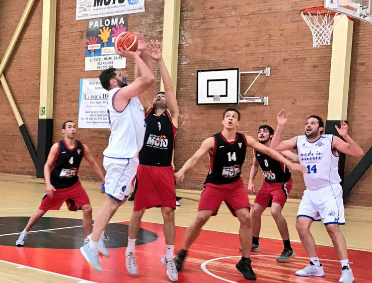 Tiro a canasta de Angel Piedra (Fotos: Bàsquet Menorca)