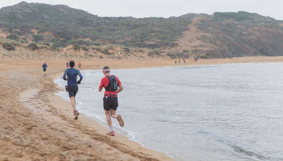 Atletas en plena carrera por la playa (Foto: Karlos Hurtado)