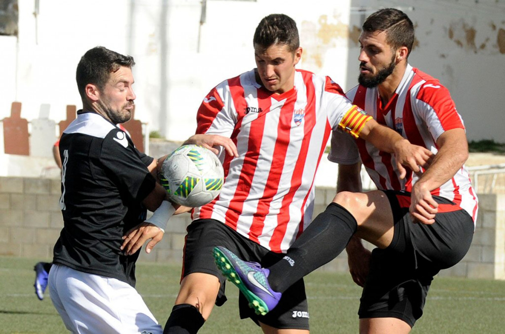 Robert y Salva, ante un jugador del Constància.