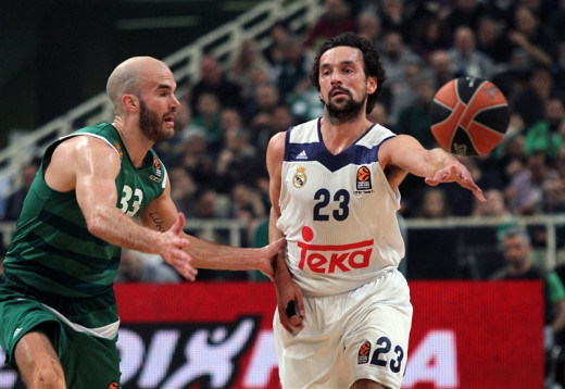 Llull pasa la pelota ante Calathes (Foto: Euroliga)