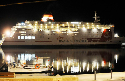 Imagen nocturna del Snav Adriático, ferry que cubrirá la ruta (Foto: Tolo Mercadal)