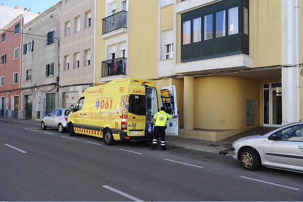 Una ambulancia ha acudido al lugar de los hechos.