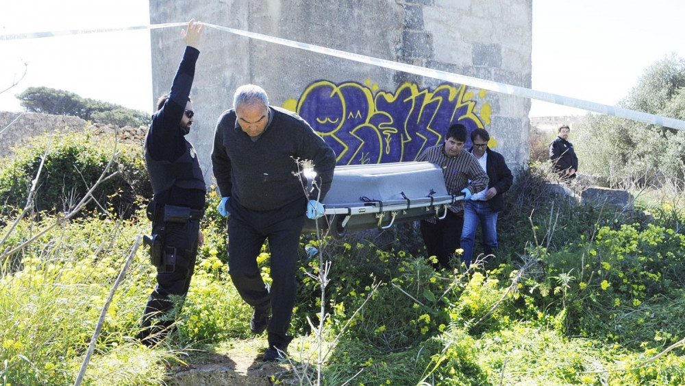 Momento del traslado del cadáver (Fotos: Tolo Mercadal)