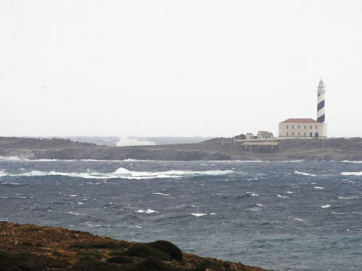 Aguas de Favàritx, con el faro al fondo.