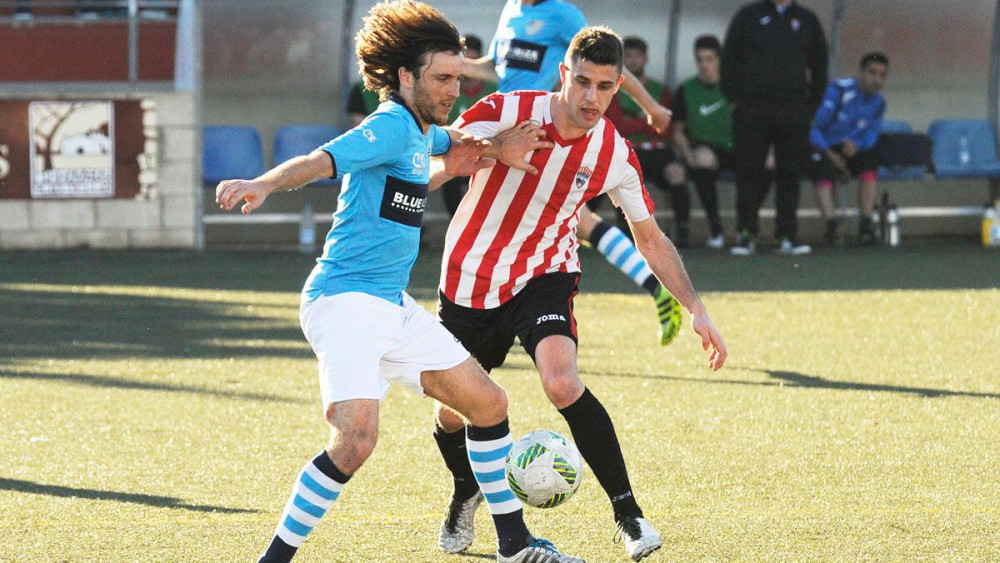 Víctor controla la pelota ante Raúl Marqués (Fotos: Tolo Mercadal)