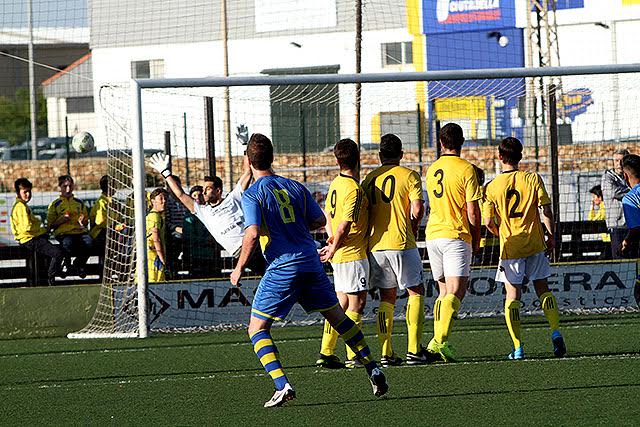 Tiro de Xavi de falta (Fotos: deportesmenorca.com)