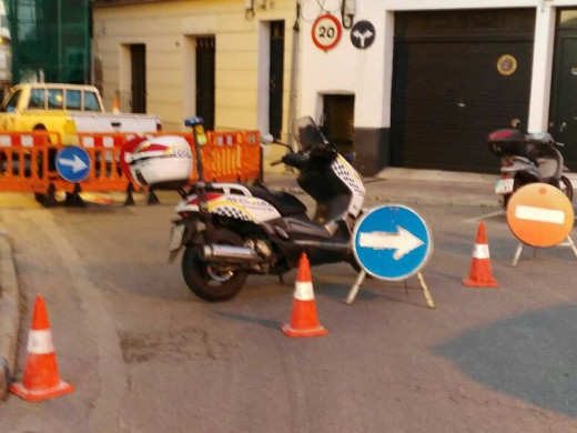 Cierran la calle de Gràcia de Maó por peligro de hundimiento