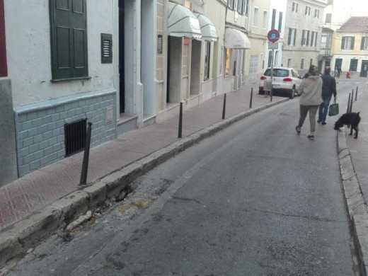 Cierran la calle de Gràcia de Maó por peligro de hundimiento