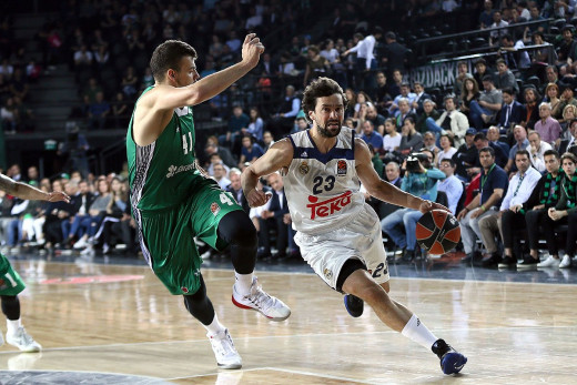 Llull inicia la penetración a canasta (Foto: Euroliga)