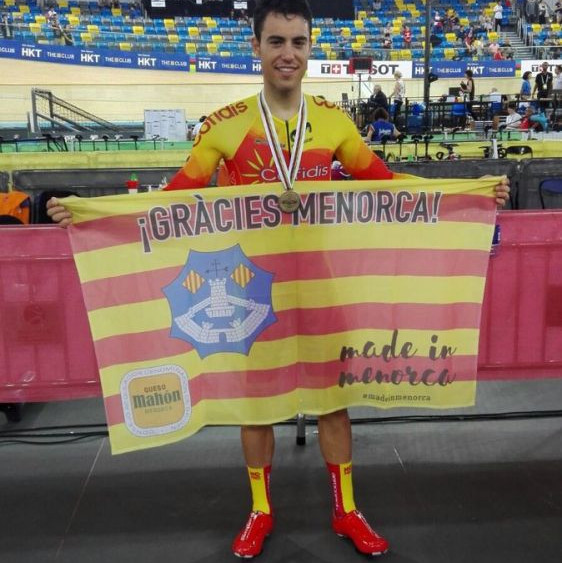 Albert Torres, con la bandera de Menorca tras la prueba.