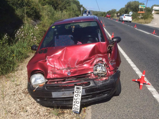 (Galería de fotos) Aparatoso accidente con heridos en la carretera general