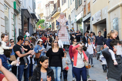 "Cercavila" con "S'Àvia Corema" por las calles de Maó (Foto: Tolo Mercadal)