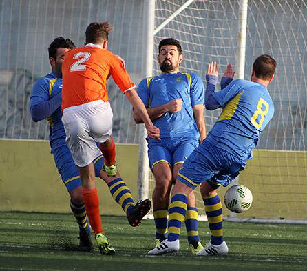 Barber, Biel y Xavi taponan el tiro de un rival (Foto: deportesmenorca.com)