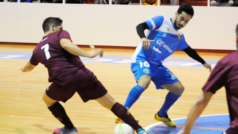 Joselito pugna por el balón con un jugador del Mercadal (Fotos: Tolo Mercadal)