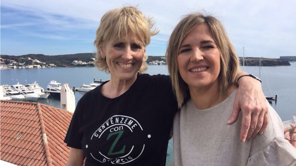 Mercedes Milà, junto a la periodista Neus Albis, en el puerto de Maó (Foto: IB3)