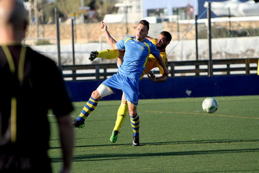 Quel Enrich salta a porun balón.