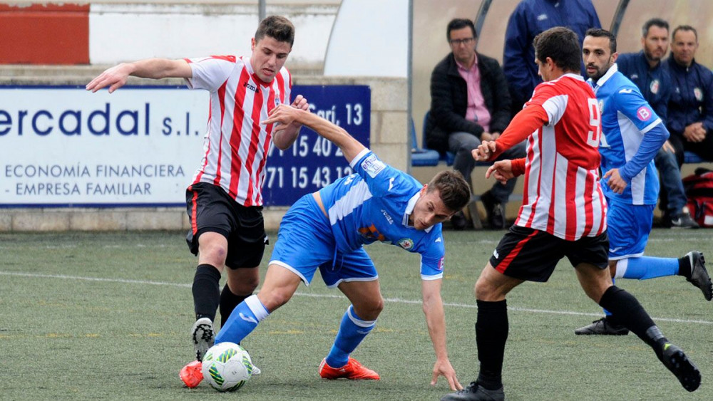 Raúl pugna por el balón con un rival (Fotos: Tolo Mercadal)