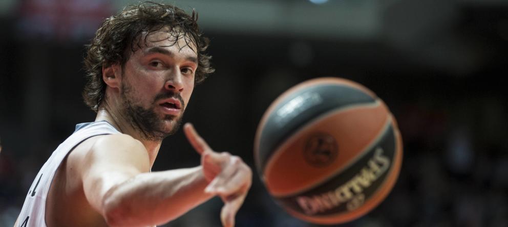 Sergio Llull pasa la pelota a un compañero.