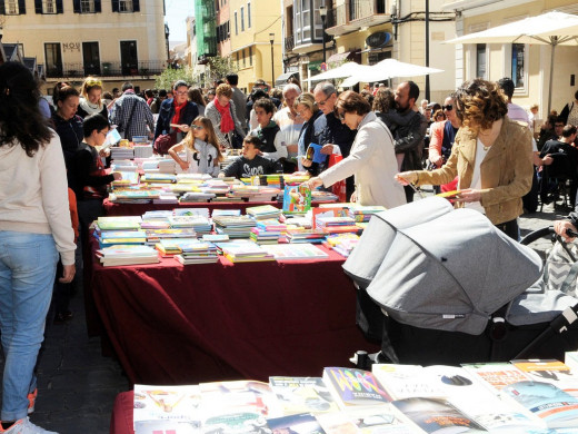 (Fotos) Días de libros y rosas