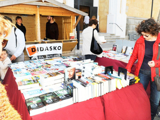 (Fotos) Días de libros y rosas