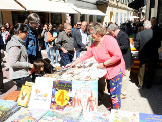 (Fotos) Días de libros y rosas