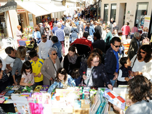 (Fotos) Días de libros y rosas