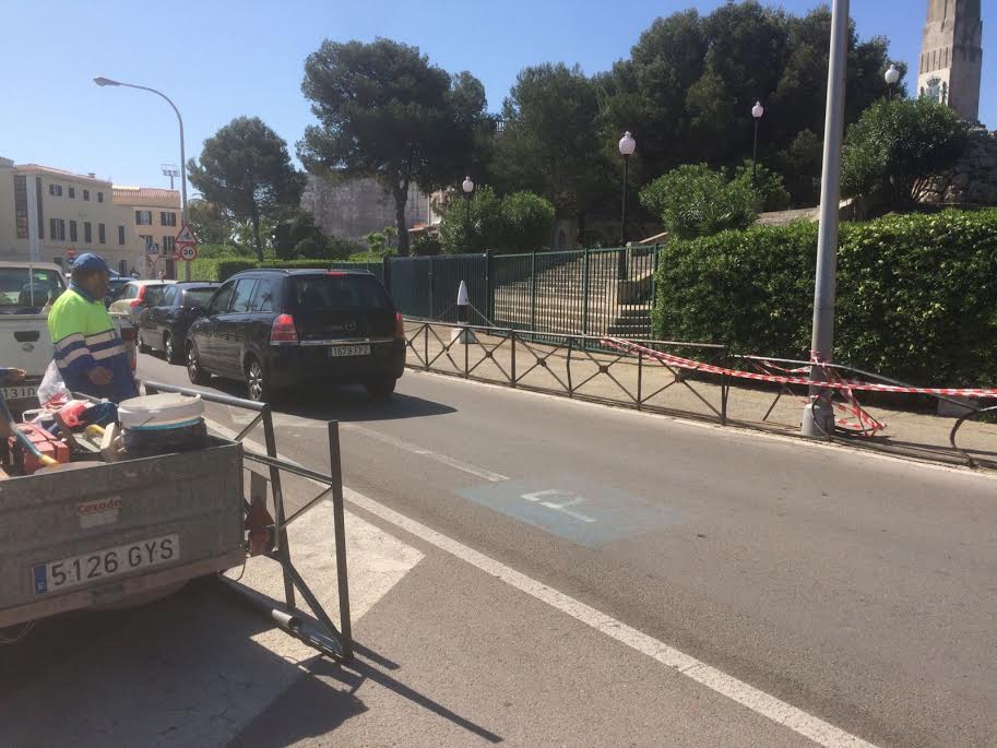 Imagen de la valla dañada y los operarios llegando para arreglarla (Foto: Tolo Mercadal)