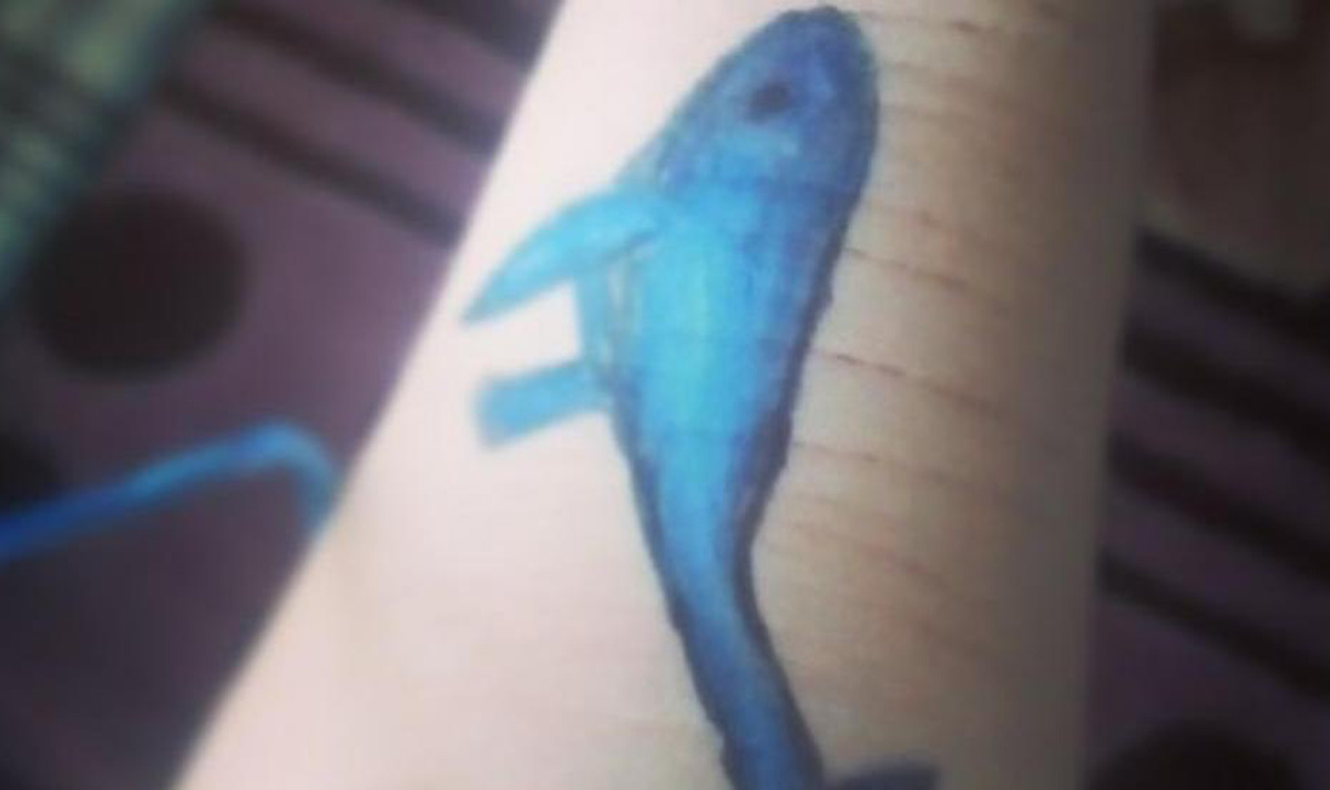 Надрез на на руке синий кит