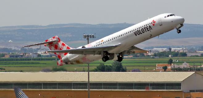 Avión de Volotea en pleno despegue.