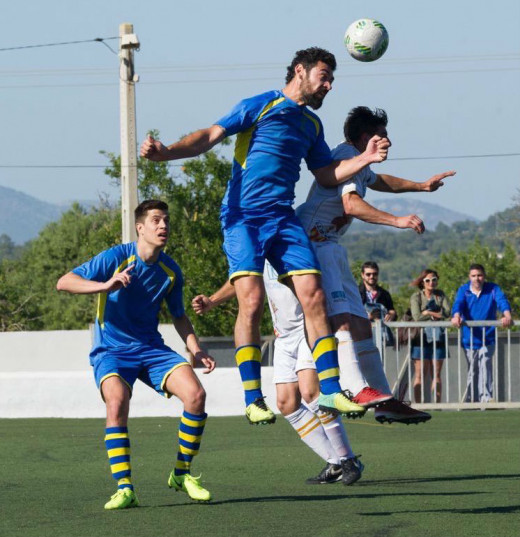 Biel Medina salta a por un balón aéreo.