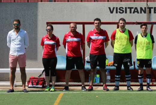 Calzada, el primero por la izquierda, en el banquillo del Alaior (Foto: futbolbalear.es)