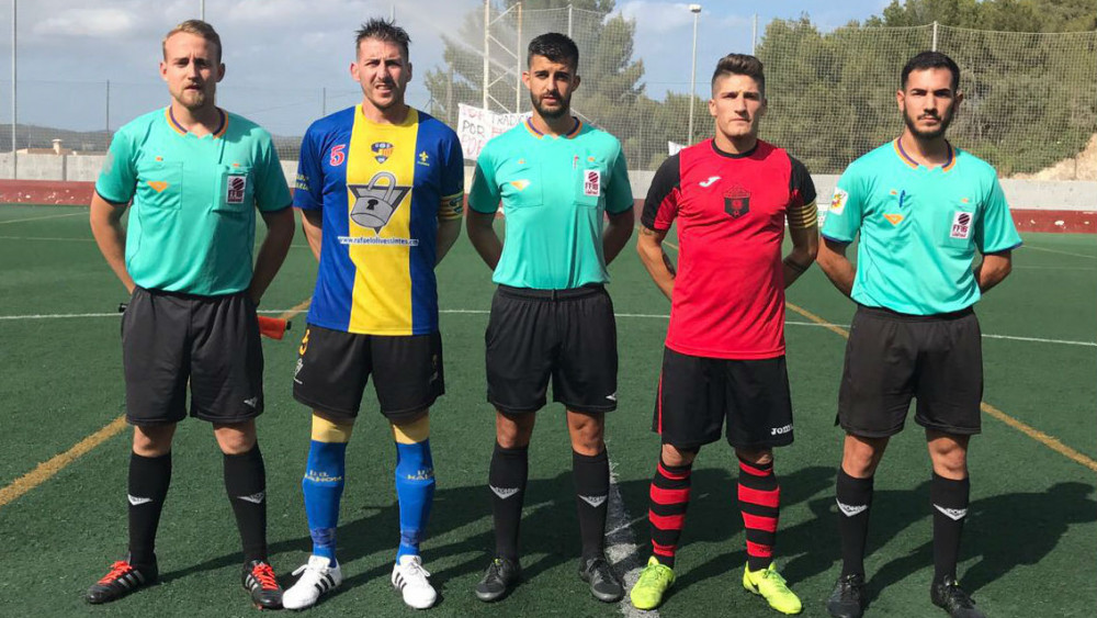 Capitanes antes del inicio (Fotos: futbolbalear.es)