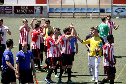 Celebración tras el triunfo (Foto: deportesmenorca.com)