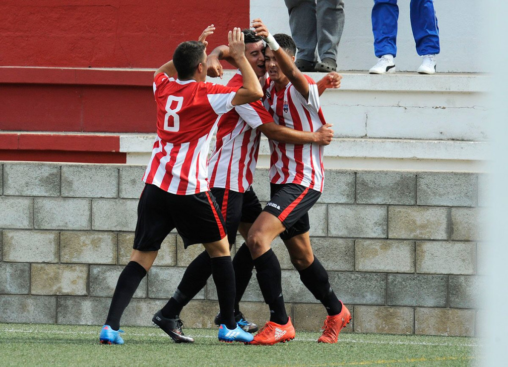 Chris, Pepo y Robert celebran un gol.