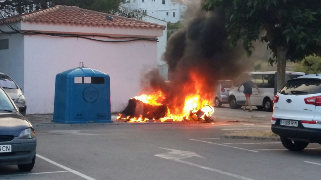 Fotografía de uno de los contenedores ardiendo en Alaior.