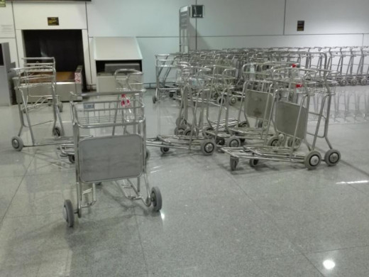 (Fotos) La suciedad y el desorden empiezan a adueñarse del aeropuerto