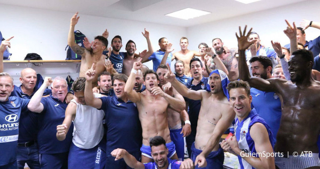 Imagen de los jugadores del Atlético Baleares tras el triunfo.