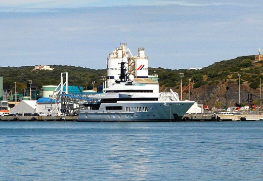 Imagen del yate Hermitage en el puerto de Maó (Foto: Tolo Mercadal)