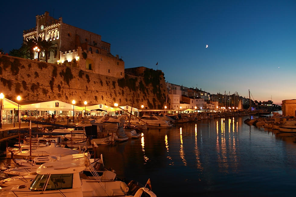 Imagen nocturna de Ciutadella.