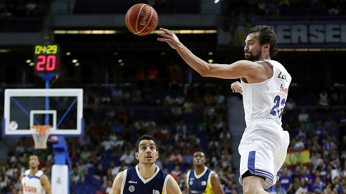 Llull asiste a un compañero (Foto: ACB Photo)