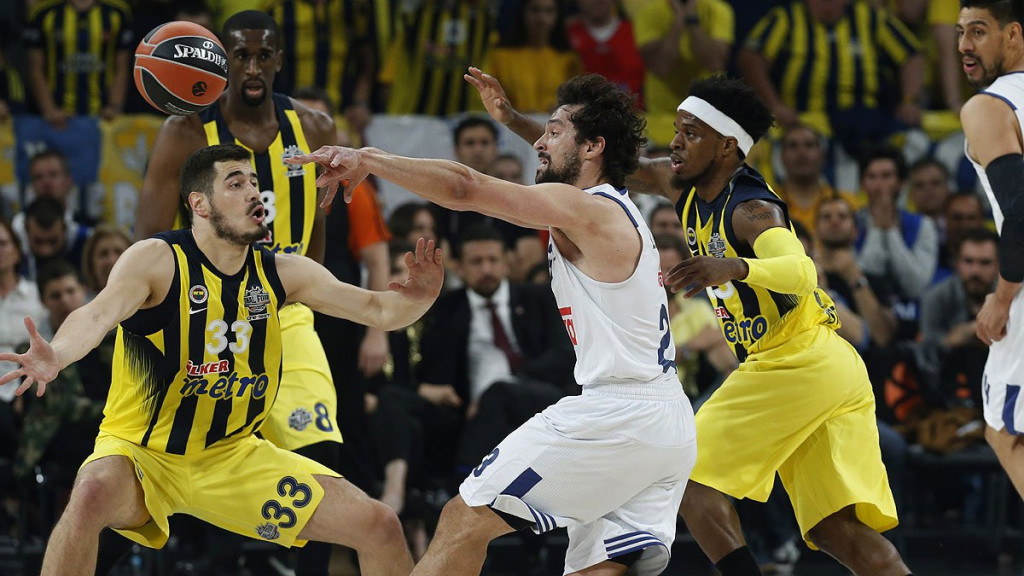 Llull asiste a un compañero (Foto: Euroliga)