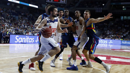 Llull bota la pelota en una acción del partido (Foto: ACB Photo)