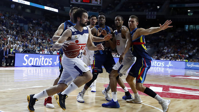 Llull bota la pelota en una acción del partido (Foto: ACB Photo)