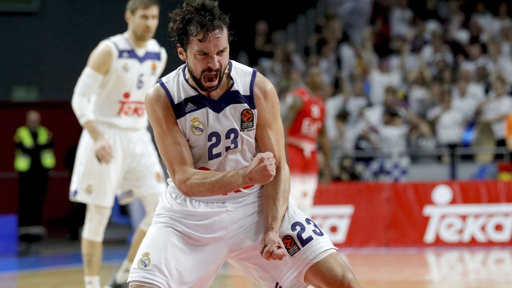 Llull celebra una canasta.