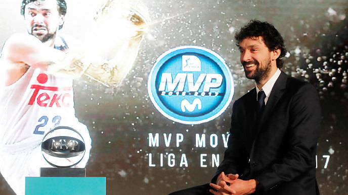 Llull, posando con el trofeo de MVP.