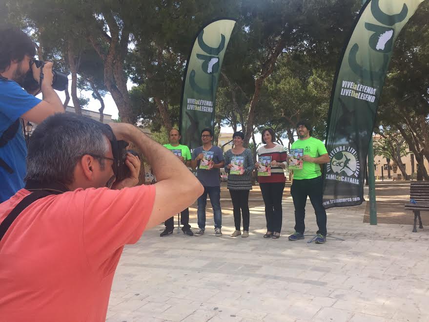 Momento de la presentación en la plaça des Pins (Foto: Trail Menorca)