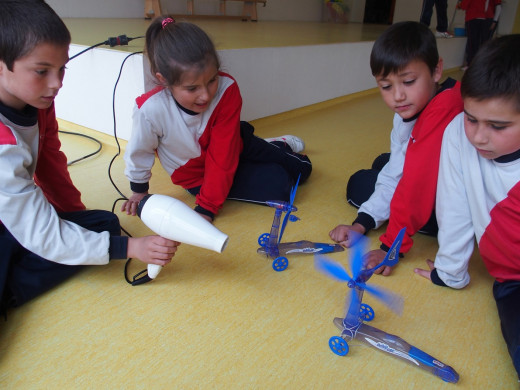 Niños experimentando en el aula.