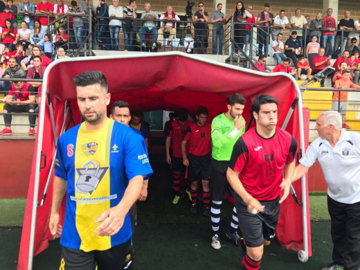 Pedro Clavijo, izquierda, saliendo al campo del Serverense (Foto: futbolbalear.es)