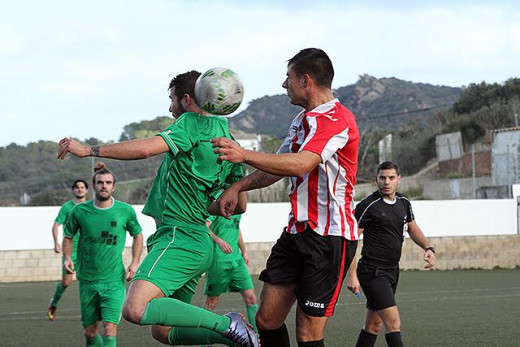 Pepo salta ante un jugador del Esporles.